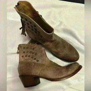 Shyanne women’s ankle boots.  Size 9b